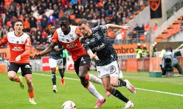 开云·体育官网-法甲联赛中出现多场“鸟巢战术”，战术变化频繁的简单介绍