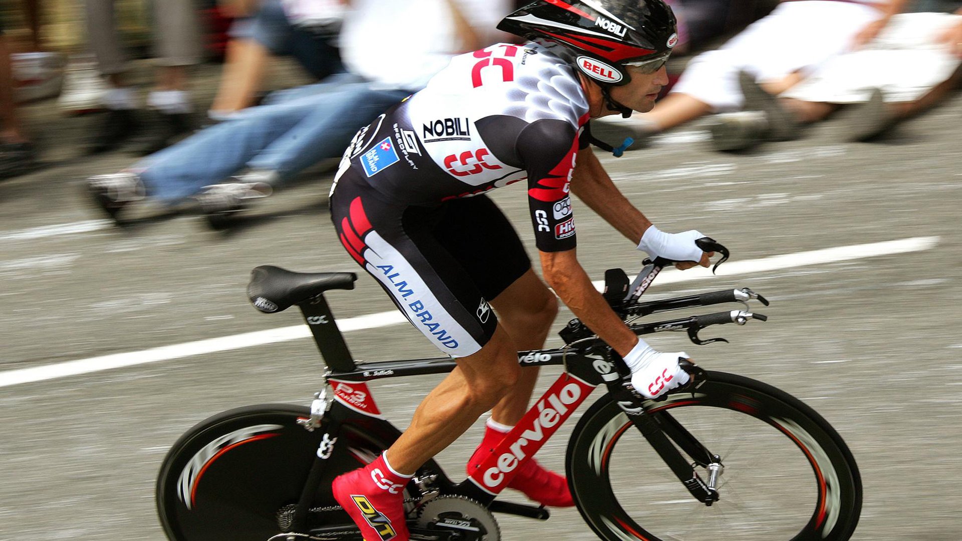 阿伊塔娜·邦马蒂蝉联女子金球奖，巴萨中场再创辉煌